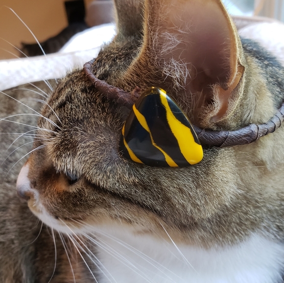 Vintage 80's Tiger Stripe Artsy Triangle Earrings - Picture 4 of 5